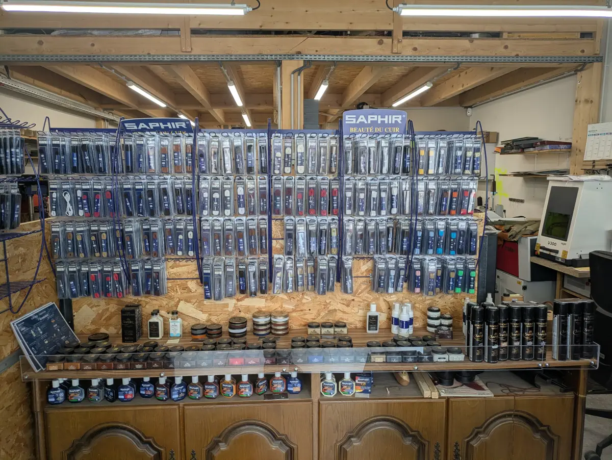 Mur de lacets et de cirages en boutique à Craponne